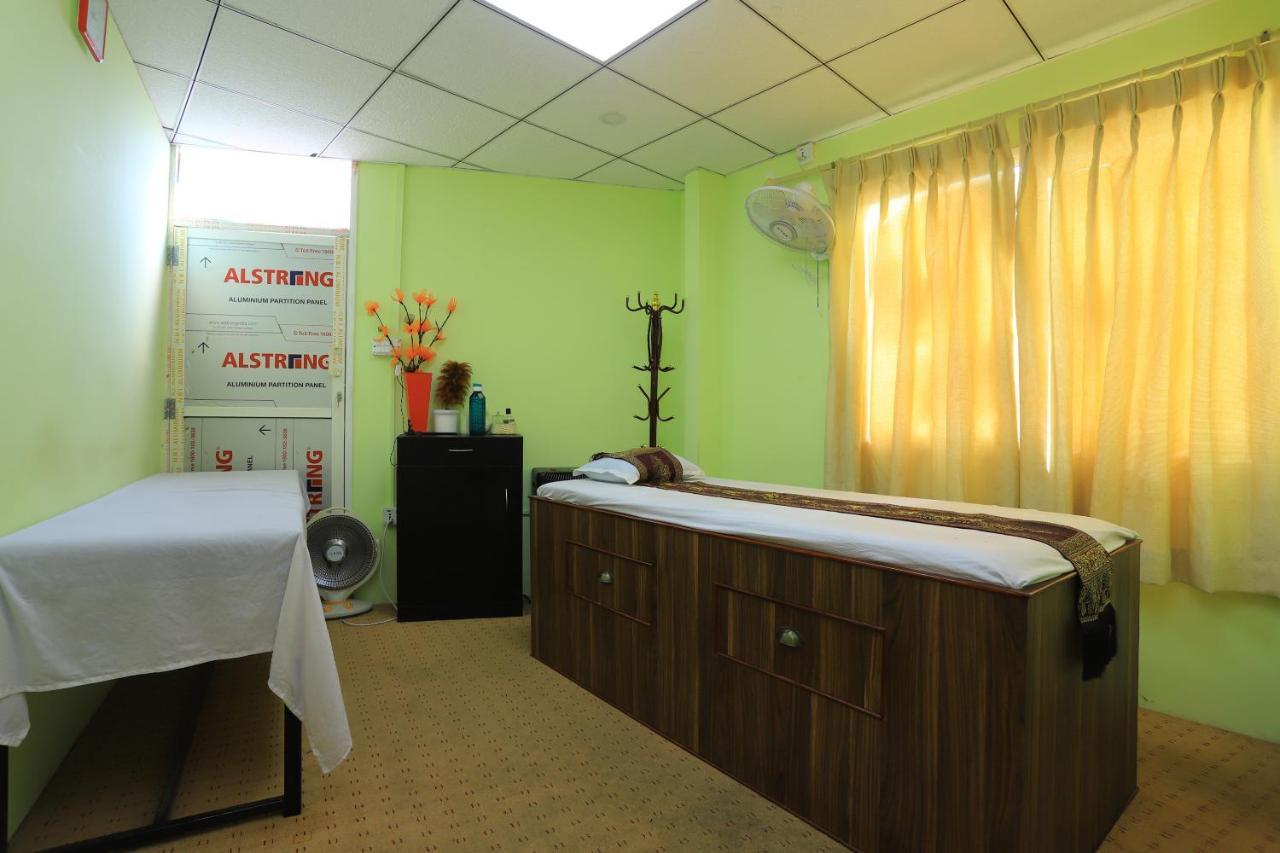 Oyo 591 Hotel Blue Moon Dharampur Eksteriør bilde